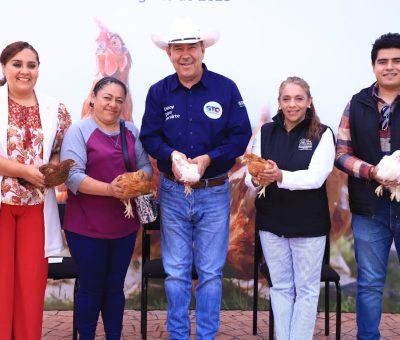 Entregan SDAyR y Municipio aves, borregas y estufas a familias tarandacuenses