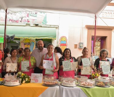 Nacen nuevas reposteras en Silao; clausuran curso en Jardín Principal