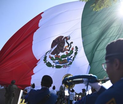 Conmemoran mes patrio con izamiento de Mega Bandera