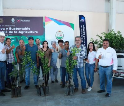 Entregan SDAyR y Municipio apoyos productivos y frutales en Abasolo