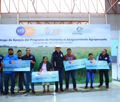 Entrega SDAyR Seguro Catastrófico a productores de Valle de Santiago