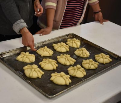 24 personas aprenden a elaborar Pan de Muerto en CDC