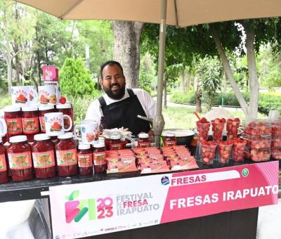 Disfrutan del Festival de la Fresa en Irekua