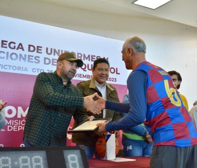 Entrega Carlos García uniformes a la Liga Municipal de Básquetbol infantil y juvenil