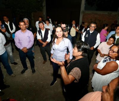 Iluminan las calles en la comunidad Las Presitas