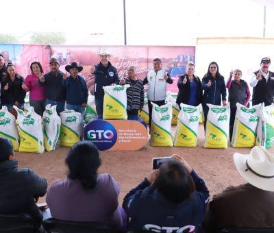 Entrega SDAyR bultos de alimento para el ganado de San Diego de la Unión