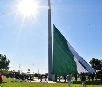 Promueven los valores cívicos con izamiento de bandera