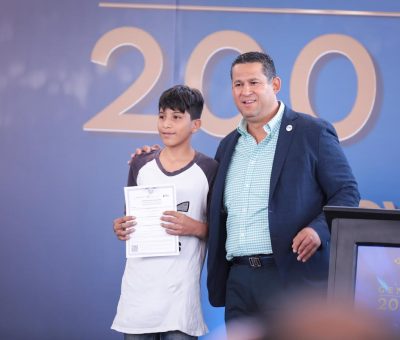 Preside Gobernador entrega de 1 mil certificados de Primaria y Secundaria