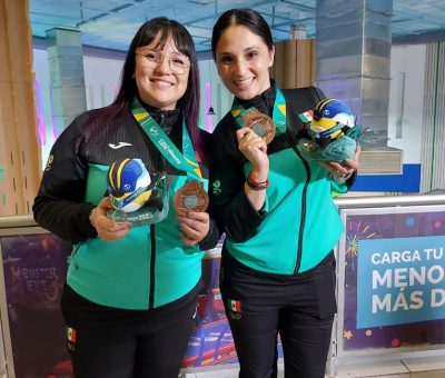 Medalla con dedicatoria hasta el cielo Iliana Lomelí y Sandra Góngora dan bronce a México en boliche