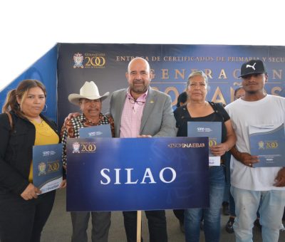 Presidente Municipal de Silao entrega certificados a 40 silaoenses que terminan educación básica con INAEBA