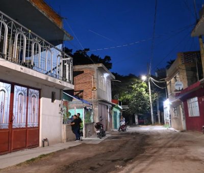 Iluminan calles en Las Heras y San Juan Bosco