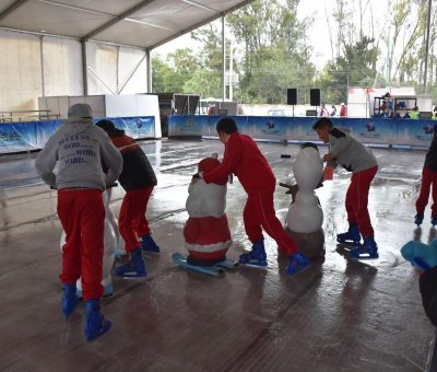 Niños de Primaria de Boquillas patinan sobre hielo