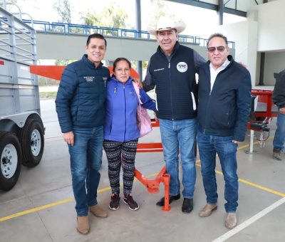 Apoya SDAyR a ganaderos de Salvatierra con molinos y remolques