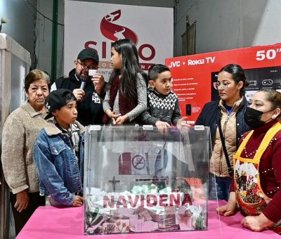 Rifa Navideña hace felices a clientes del Mercado González Ortega