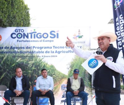 Entrega SDAyR apoyos para tecnificar el campo en Santiago Maravatío