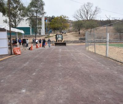 Chío Cervantes da banderazo a la nueva pista de trote en Unidad Deportiva