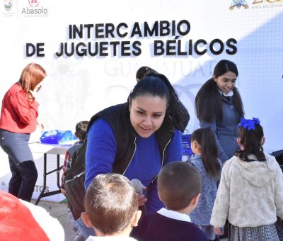 Intercambio de juguetes bélicos en Jardín de Niños José Vasconcelos