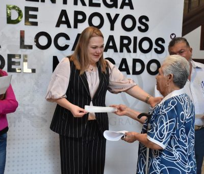 Chío Cervantes otorga apoyos a locatarios de Mercado Municipal Lázaro Cárdenas