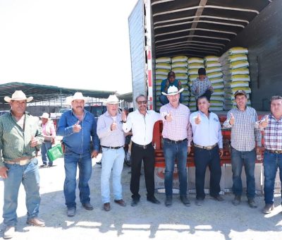 Entrega SDAyR cientos de pacas, apoyos y alimento para ganado en cuatro municipios
