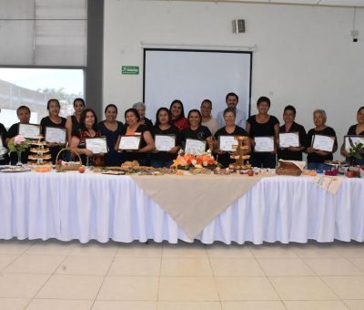 Adultos mayores terminan curso de Panadería