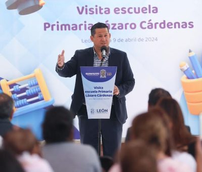 Diego Sinhue visitó la Escuela Primaria Lázaro Cárdenas