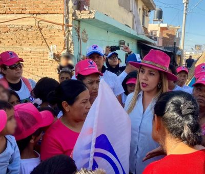 Propone Melanie resolver problema de la basura, limpiar el arroyo y pavimentar calles en Mezquite de Chávez