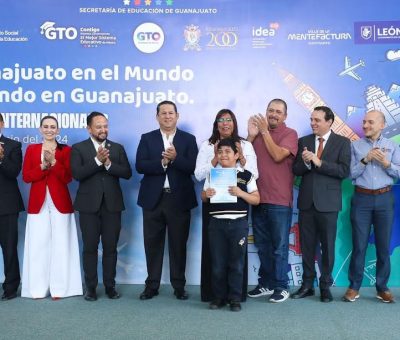 Abandera Gobernador a estudiantes que competirán en otros países