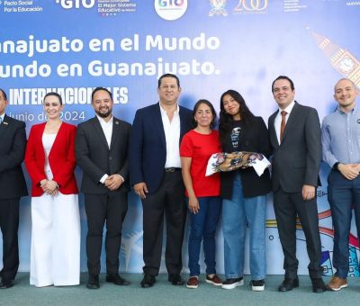 Abandera Gobernador a estudiantes que competirán en otros países