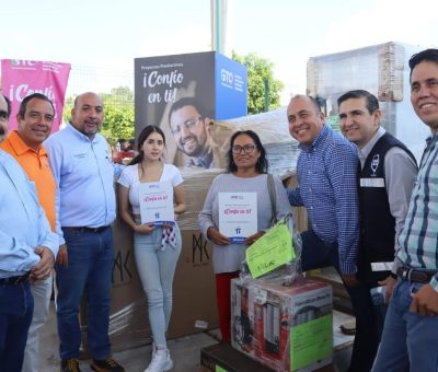 SDES entrega apoyos a emprendedores para impulsar la economía del sur del estado