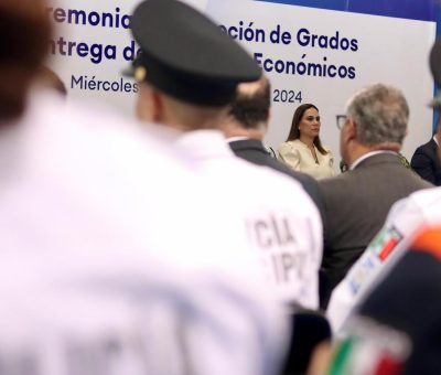 Promueven a Policías y entregan estímulos económicos