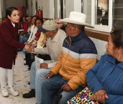 Entrega de tarjetas del Bienestar para adultos mayores y mujeres