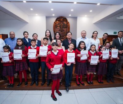 Entrega el presidente municipal Juan Miguel Ramírez, reconocimientos por desempeño académico a 40 estudiantes