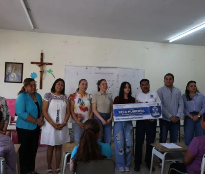 Municipio impulsa educación con becas