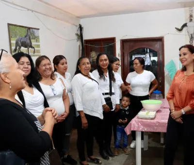VISITAN Y ATIENDEN A VECINOS  DE LA COLONIA SANTA MARÍA