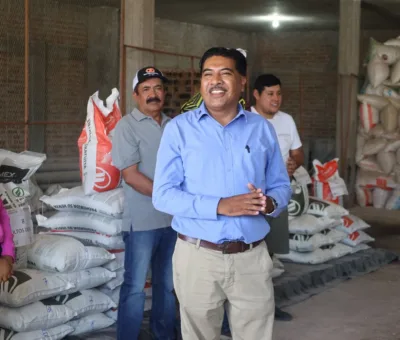 Se benefician 384 productores del campo con entrega de fertilizante
