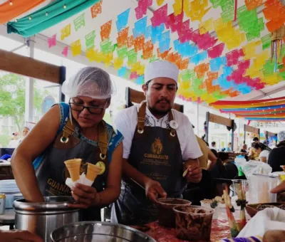 Triunfa silaoense en concurso estatal de cocina tradicional con la deliciosa nieve “Beso de mezquite”