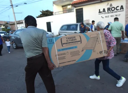 ENTREGAN CALENTADORES SOLARES A FAMILIAS DE IRAPUATO