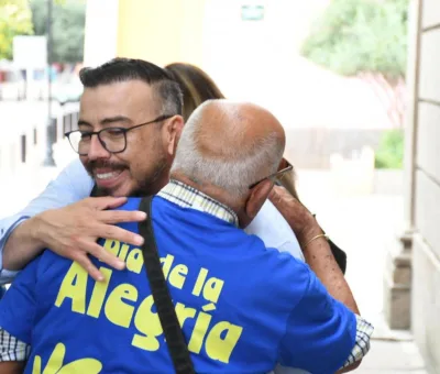 REGALAN SONRISAS PERSONAS ADULTAS MAYORES EN EL CORAZÓN DE IRAPUATO