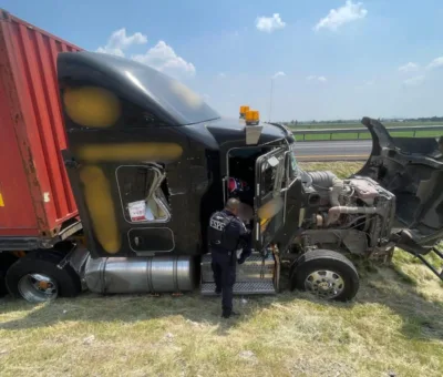 Auxilia Escuadrón Antiextorsión a conductor de tractocamión accidentado en la carretera Salamanca–León 