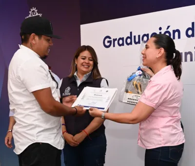 Benefician a 140 mujeres y hombres con curso de barbería