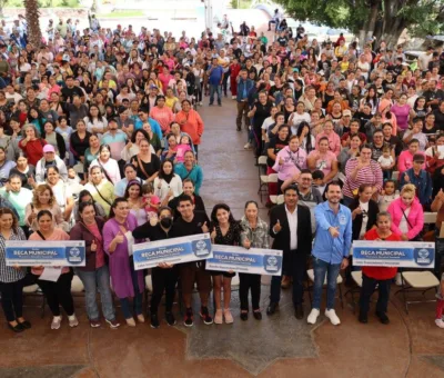 Hacen entrega de 1146 becas municipales a alumnos de educación primaria hasta universidad