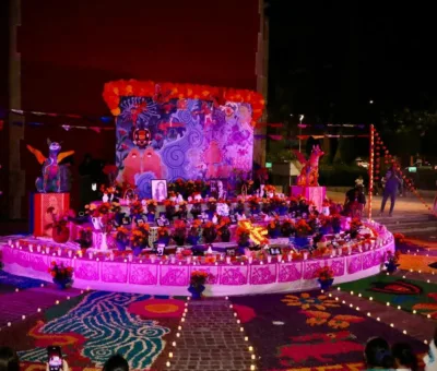 INICIAN FESTIVAL REVIVIENDO TRADICIONES CON ENCENDIDO DE ALTAR MONUMENTAL