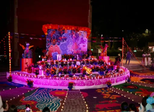 INICIAN FESTIVAL REVIVIENDO TRADICIONES CON ENCENDIDO DE ALTAR MONUMENTAL