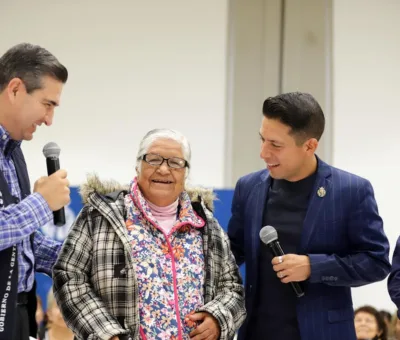 Entregan Gobierno de la Gente, DIF Nacional y DIF Estatal 9 mil anteojos a adultos mayores