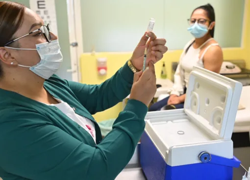 Vacuna IMSS Guanajuato a población para protección contra Virus del Papiloma Humano