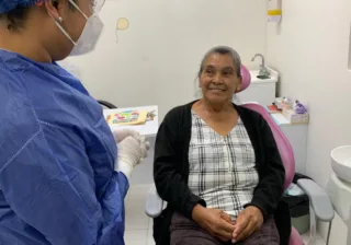 Mejora DIF Estatal la salud bucal de Mil 350  personas mayores con el programa Grandes Sonrisas