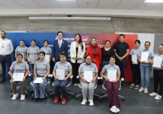 Empoderamiento femenino en la industria automotriz: 11 mujeres reciben constancias de capacitación en Würth Elektronik  •	A través del programa Bécat, mujeres fortalecen habilidades en ensamble y manufactura automotriz. •	Gobierno y empresa impulsan formación para ampliar oportunidades laborales en Guanajuato.  Irapuato, Gto., 17 de noviembre del 2025.- El Gobierno de la Gente, a través de la Secretaría de Economía entregó constancias a 11 mujeres de la empresa Würth que concluyeron con éxito su capacitación en Ensamble y Manufactura de Piezas Automotrices, a través del programa Bécat.  Bajo el liderazgo de la Gobernadora, Libia Dennise García Muñoz Ledo, la política económica de Guanajuato, tiene el compromiso de fortalecer las competencias del talento guanajuatenses para ampliar sus oportunidades de crecimiento dentro de la industria automotriz.  En representación de la secretaria de Economía, Claudia Cristina Villaseñor Aguilar, el Subsecretario de Empleo y Formación Laboral, Luis Andrés Álvarez Aranda, destacó la capacitación como herramienta clave para fomentar que más mujeres se integren al mercado laboral.  Desde 2021, más de 100 personas han sido apoyadas mediante el programa Bécat en la empresa Würth con formación especializada para desarrollar habilidades que les permiten acceder a puestos dentro de la empresa.  La empresa de capital alemán proporciona servicios a clientes de primer nivel en la industria automotriz, como Bosch, Denso y Continental. Se especializa en la manufactura de componentes electrónicos para vehículos, incluyendo bobinas para motores y transformadores para movilidad eléctrica.  La empresa destaca por su compromiso con la innovación, sustentabilidad y el desarrollo profesional de sus colaboradores, reconocimiento que ha sido avalado con certificaciones como Great Place to Work.  El programa Bécat tiene como objetivo desarrollar e implementar acciones integrales para mejorar la empleabilidad, autoempleo, vinculación laboral y formación profesional. Además, busca optimizar los recursos humanos, materiales, tecnológicos y organizacionales en empresas e instituciones para fortalecer el sector productivo del estado.          Con estas acciones, se reafirma el compromiso conjunto entre Gobierno, iniciativa privada y ciudadanía para promover el desarrollo económico y social de Guanajuato para la prosperidad la inclusión y el empoderamiento femenino.