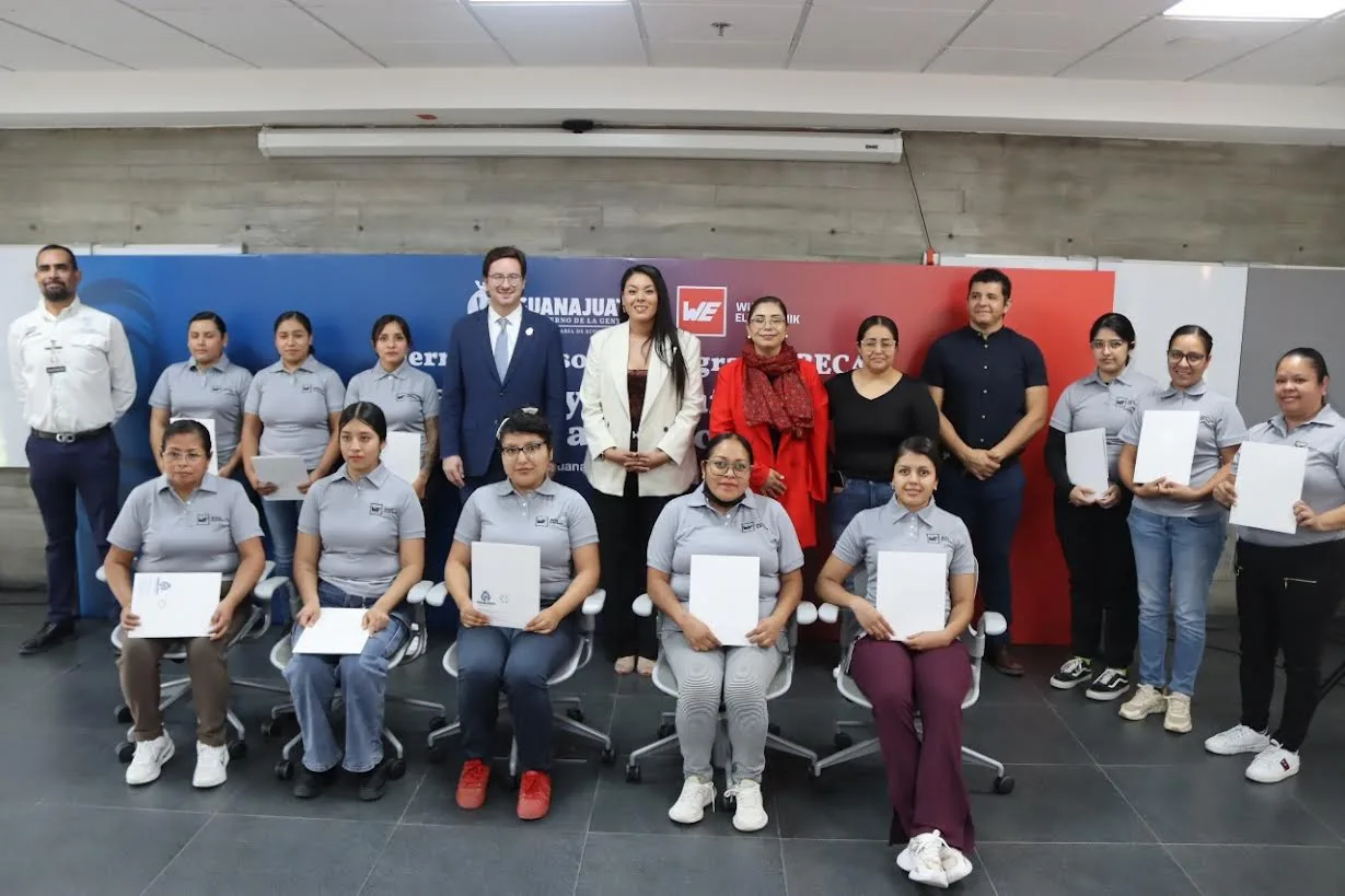 Empoderamiento femenino en la industria automotriz: 11 mujeres reciben constancias de capacitación en Würth Elektronik  •	A través del programa Bécat, mujeres fortalecen habilidades en ensamble y manufactura automotriz. •	Gobierno y empresa impulsan formación para ampliar oportunidades laborales en Guanajuato.  Irapuato, Gto., 17 de noviembre del 2025.- El Gobierno de la Gente, a través de la Secretaría de Economía entregó constancias a 11 mujeres de la empresa Würth que concluyeron con éxito su capacitación en Ensamble y Manufactura de Piezas Automotrices, a través del programa Bécat.  Bajo el liderazgo de la Gobernadora, Libia Dennise García Muñoz Ledo, la política económica de Guanajuato, tiene el compromiso de fortalecer las competencias del talento guanajuatenses para ampliar sus oportunidades de crecimiento dentro de la industria automotriz.  En representación de la secretaria de Economía, Claudia Cristina Villaseñor Aguilar, el Subsecretario de Empleo y Formación Laboral, Luis Andrés Álvarez Aranda, destacó la capacitación como herramienta clave para fomentar que más mujeres se integren al mercado laboral.  Desde 2021, más de 100 personas han sido apoyadas mediante el programa Bécat en la empresa Würth con formación especializada para desarrollar habilidades que les permiten acceder a puestos dentro de la empresa.  La empresa de capital alemán proporciona servicios a clientes de primer nivel en la industria automotriz, como Bosch, Denso y Continental. Se especializa en la manufactura de componentes electrónicos para vehículos, incluyendo bobinas para motores y transformadores para movilidad eléctrica.  La empresa destaca por su compromiso con la innovación, sustentabilidad y el desarrollo profesional de sus colaboradores, reconocimiento que ha sido avalado con certificaciones como Great Place to Work.  El programa Bécat tiene como objetivo desarrollar e implementar acciones integrales para mejorar la empleabilidad, autoempleo, vinculación laboral y formación profesional. Además, busca optimizar los recursos humanos, materiales, tecnológicos y organizacionales en empresas e instituciones para fortalecer el sector productivo del estado.          Con estas acciones, se reafirma el compromiso conjunto entre Gobierno, iniciativa privada y ciudadanía para promover el desarrollo económico y social de Guanajuato para la prosperidad la inclusión y el empoderamiento femenino.