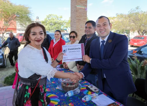 ALCALDE MAURICIO ESTEFANÍA RECONOCE TALENTO EN EL CIERRE DEL CURSO DE REPOSTERÍA