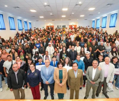 Entrega el presidente municipal Juan Miguel Ramírez Sánchez 278 becas de movilidad estudiantil nacional e internacional